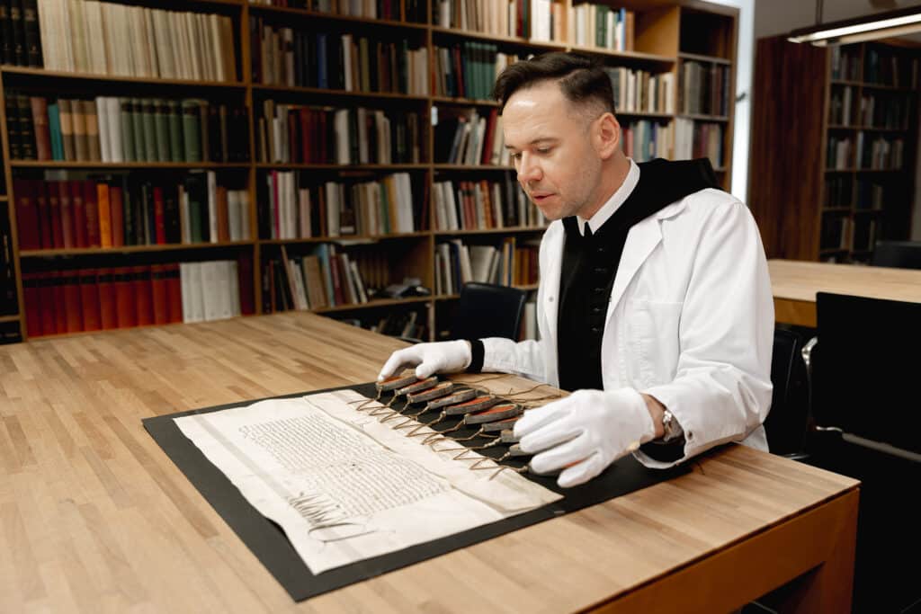 Stift Admont - Stiftsarchiv Pater Prior Maximilian © Christoph Draxl