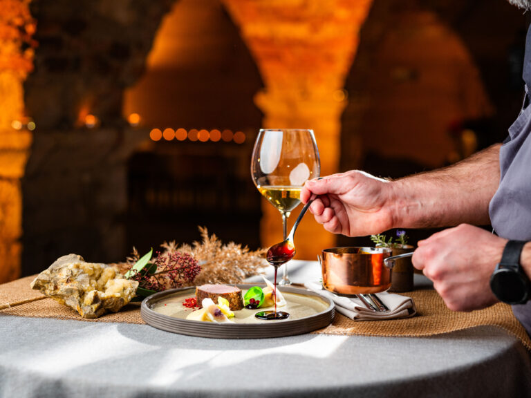 Dveri Pax Restaurant dishes (c) Hallastudio ()