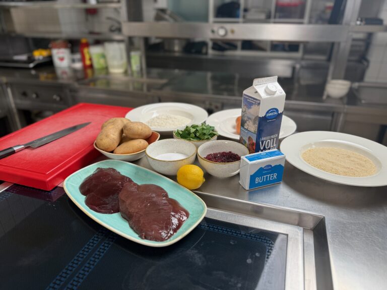 Ulli fait la cuisine au Père Josef