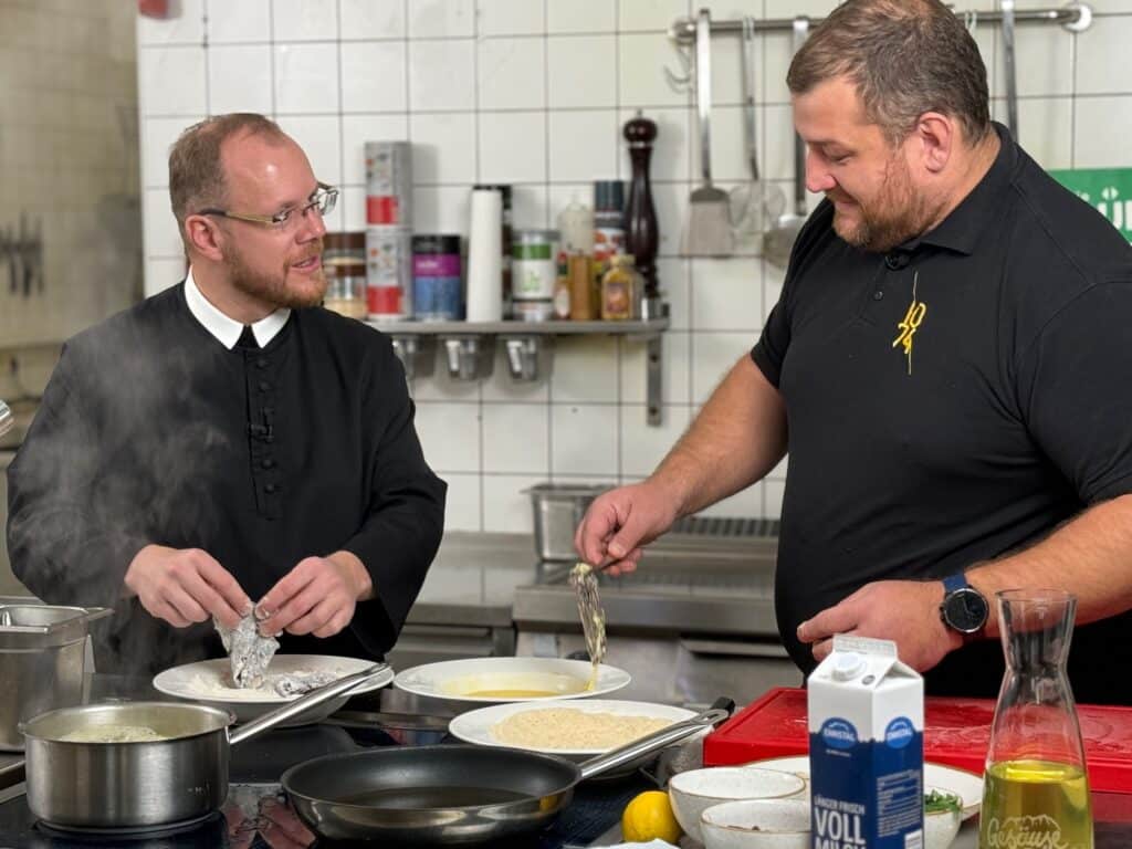 Ulli fait la cuisine au Père Josef