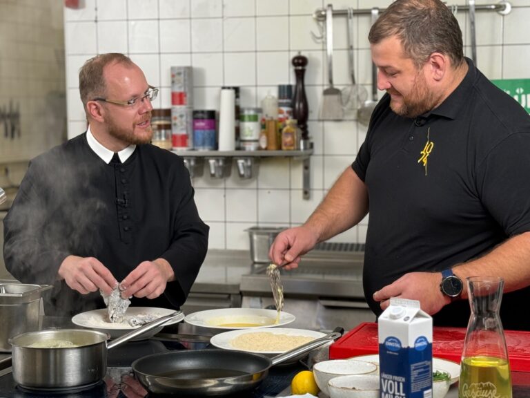 Ulli fait la cuisine au Père Josef