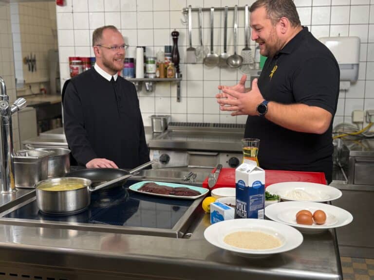 Ulli fait la cuisine au Père Josef