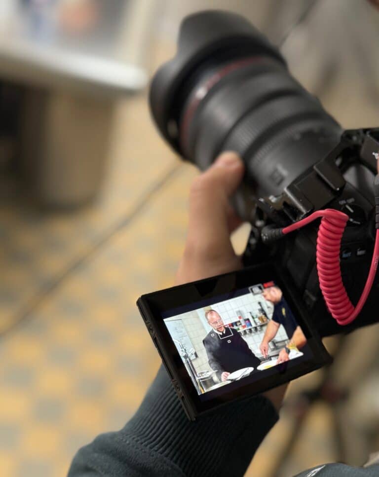 Ulli fait la cuisine au Père Josef