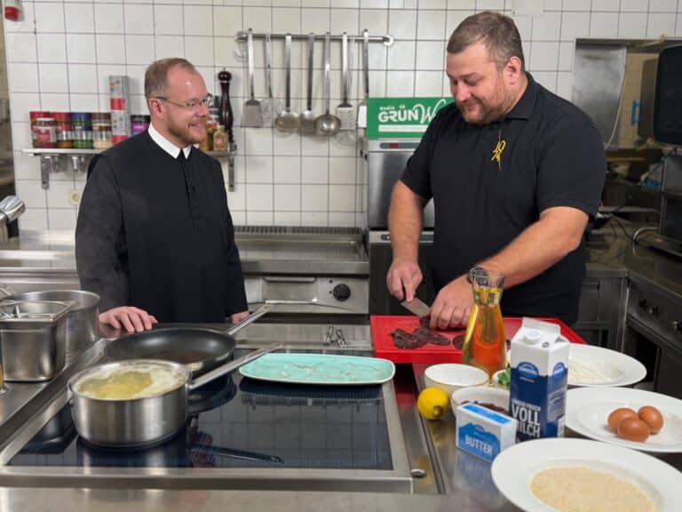 Ulli fait la cuisine au Père Josef