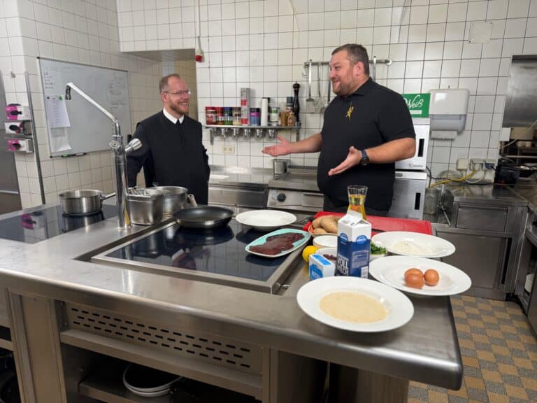 Ulli fait la cuisine au Père Josef