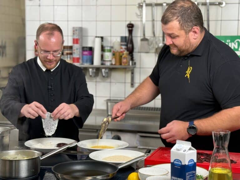 Ulli fait la cuisine au Père Josef
