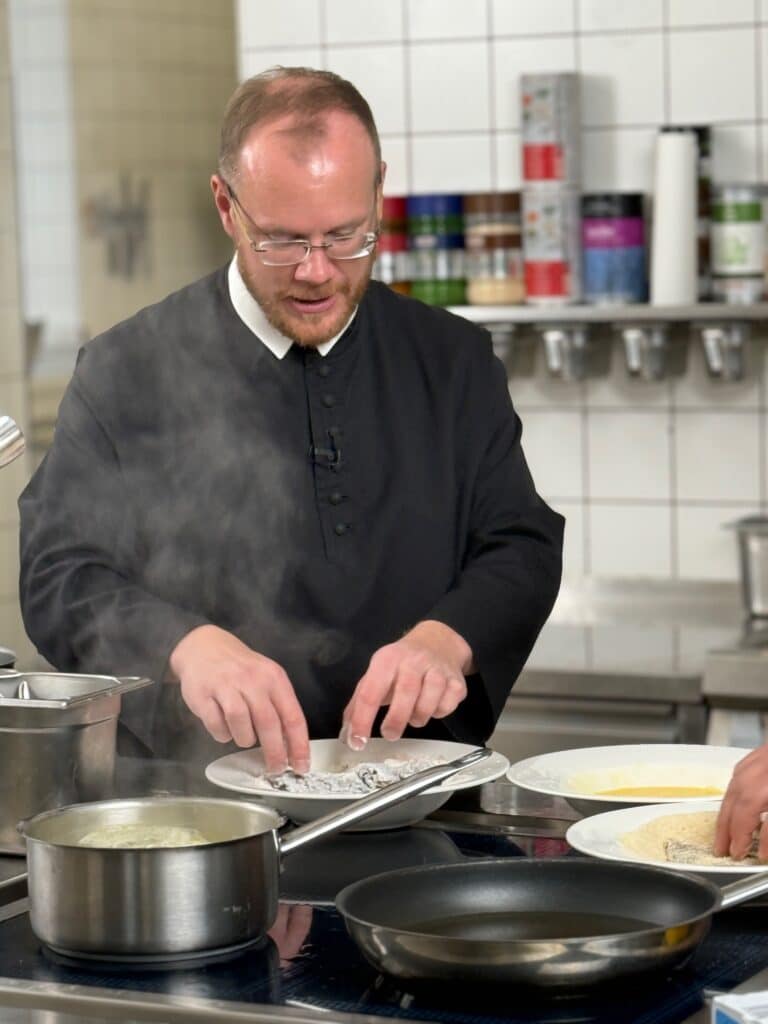 Ulli fait la cuisine au Père Josef