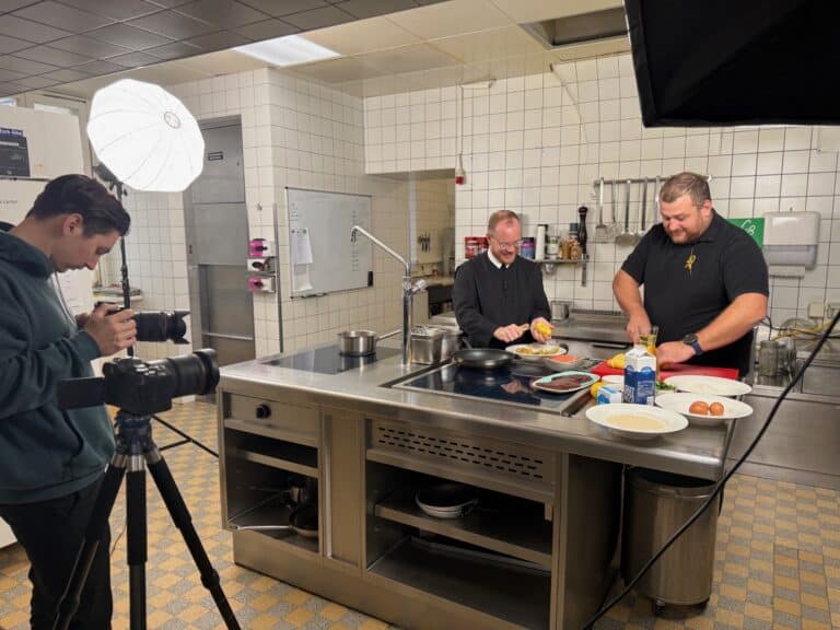 Ulli fait la cuisine au Père Josef