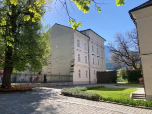 Vorplatz @stiftadmont taschler